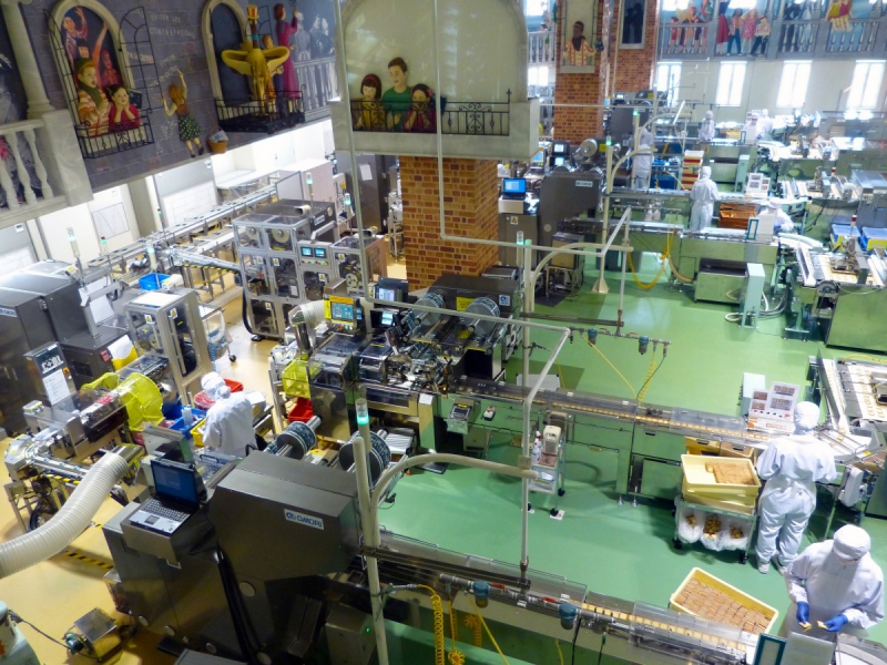 patisserie-HYERES-min_japan_sapporo_chocolate_factory_label_packaging_cookie_machine_operators-961509